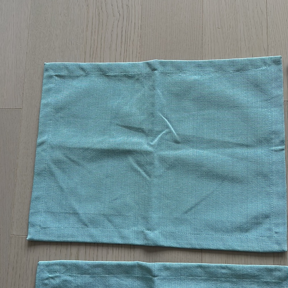 Beautiful pack of 4 blue placemats - never used - Picture 4 of 5